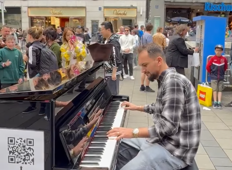 “Mora fjalë” ekzekutohet në piano midis Mynhenit, kalimtarët kurreshtarë për melodinë