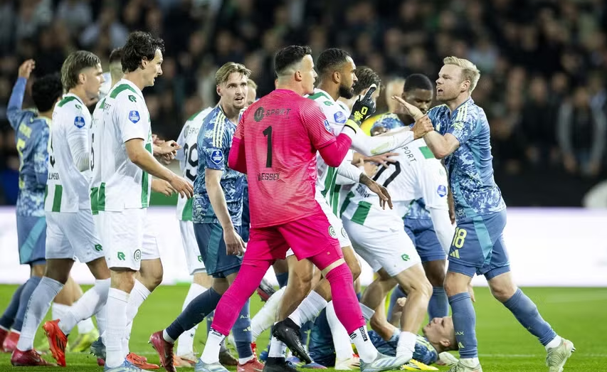 Goditi me grusht futbollistin e Ajaxit, Federata holandeze nis hetimet ndaj portierit të Groningemit