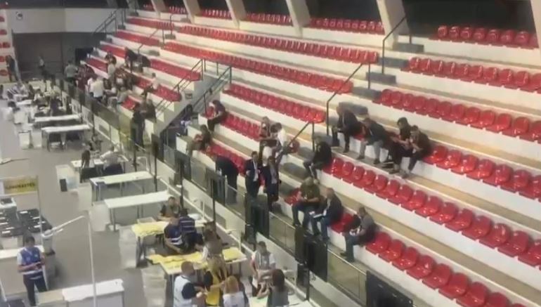 Sherr mes vëzhguesve në qendrën e numërimit në Tiranë, shoqërohen 7 persona në polici