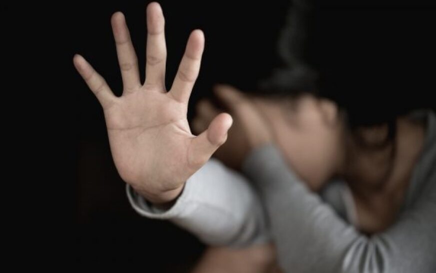 Zveçan: Serbi sulmon seksualisht një grua kosovare dhe i dëmton veturën