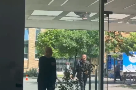 I qetë dhe sportiv, Edi Rama shkon në selinë e PS-së