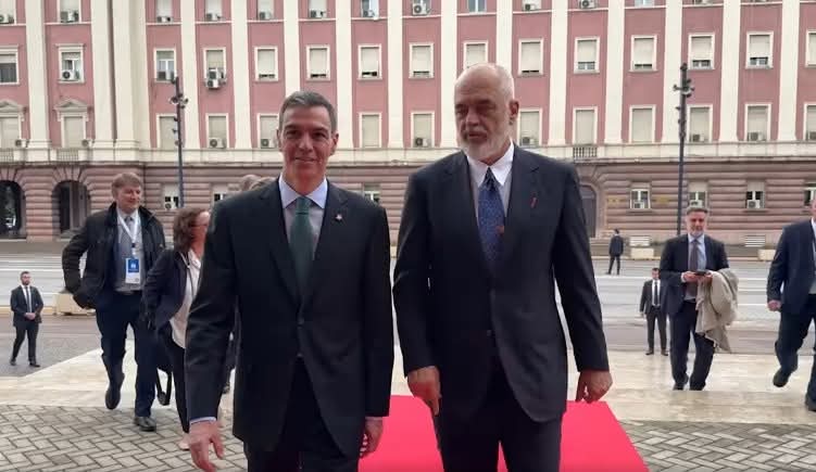 Mbërrin në Tiranë edhe kryeministri i Spanjës, përqafime e të qeshura mes tij e Edi Ramës