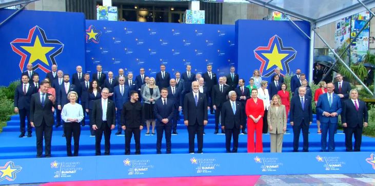 Liderët evropianë pozojnë për foton zyrtare në Samitin e Tiranës, Osmani në rreshtin e dytë