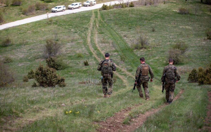 Ushtarët amerikanë dhe gjermanë patrullojnë përgjatë kufijve të Kosovës