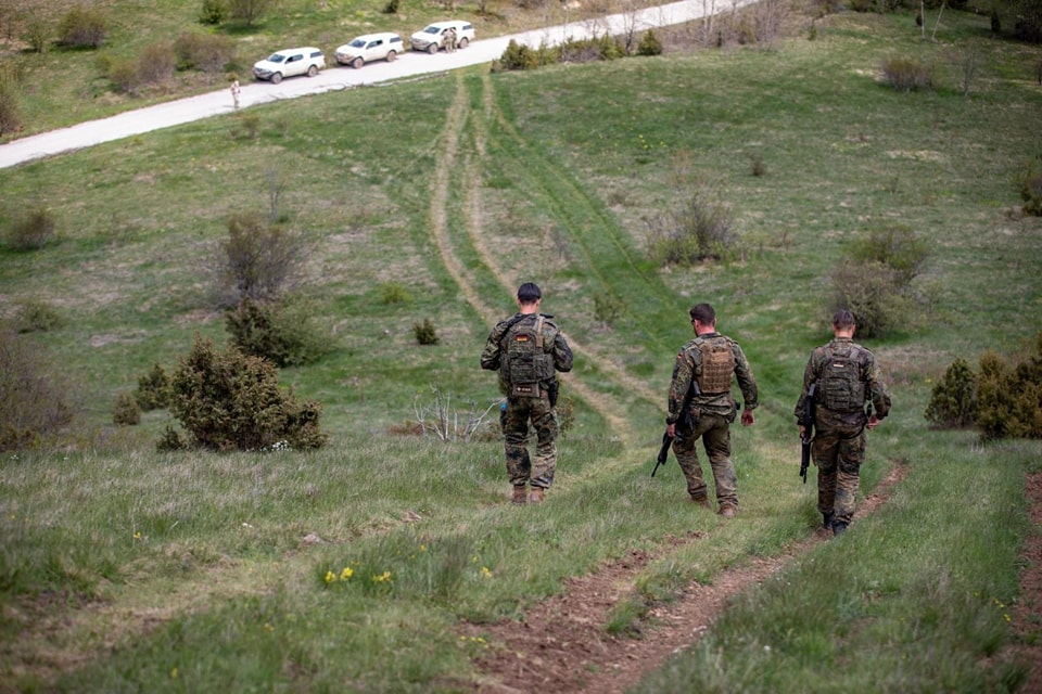 shtarët amerikanë dhe gjermanë patrullojnë përgjatë kufijve të Kosovës