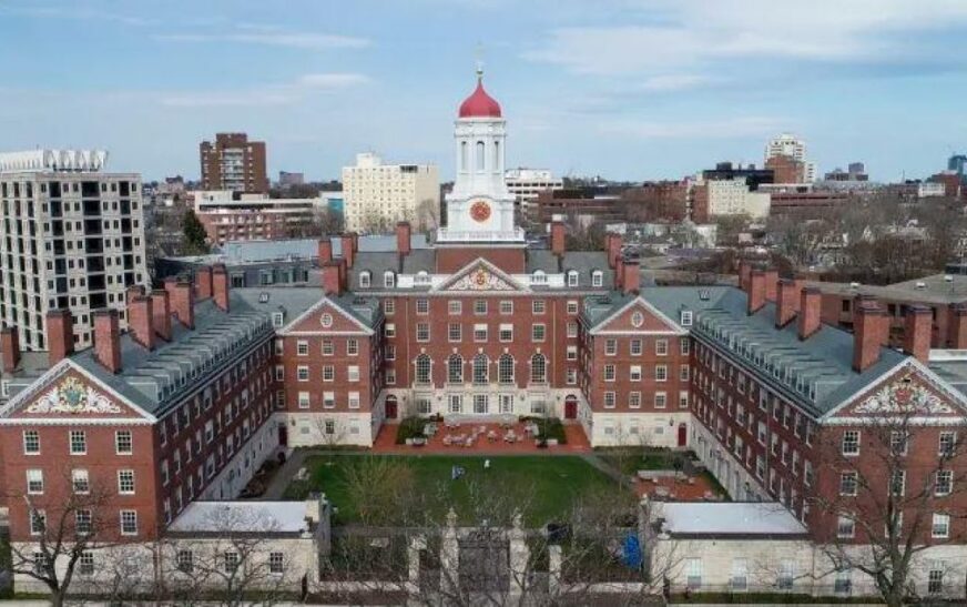 Harvardi padit administratën Trump: Ndalimi i studentëve të huaj është i paligjshëm news image
