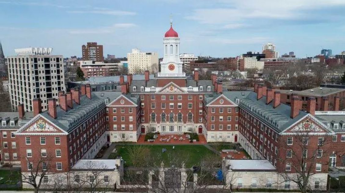 Harvardi padit administratën Trump: Ndalimi i studentëve të huaj është i paligjshëm news image