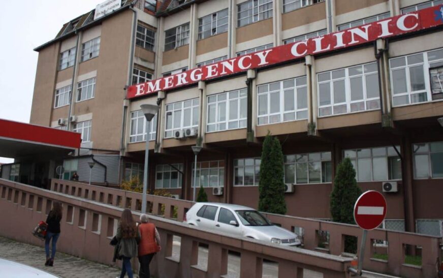 Raportimi i Sinjalit për vajzën që ra nga kati i katërt në Fushë Kosovë – Flasin nga QKUK-ja