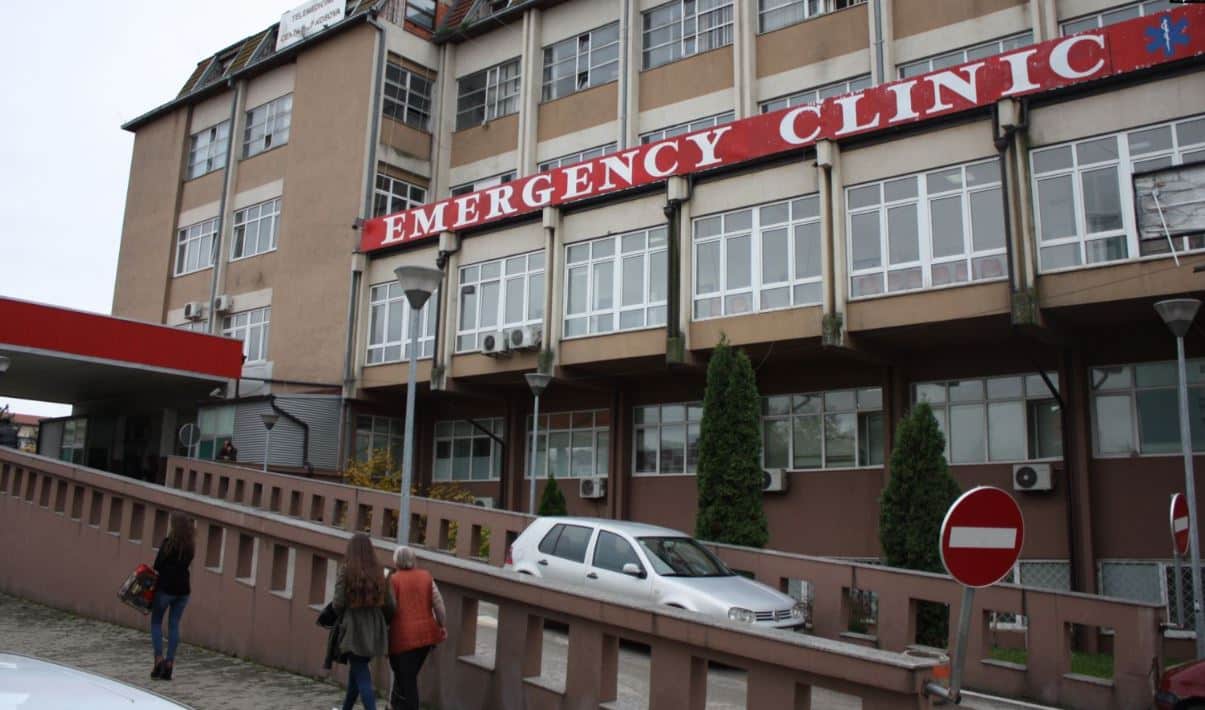 Raportimi i Sinjalit për vajzën që ra nga kati i katërt në Fushë Kosovë – Flasin nga QKUK-ja