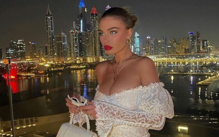 Trejsi pozon në bikini, duket ”bombë”
