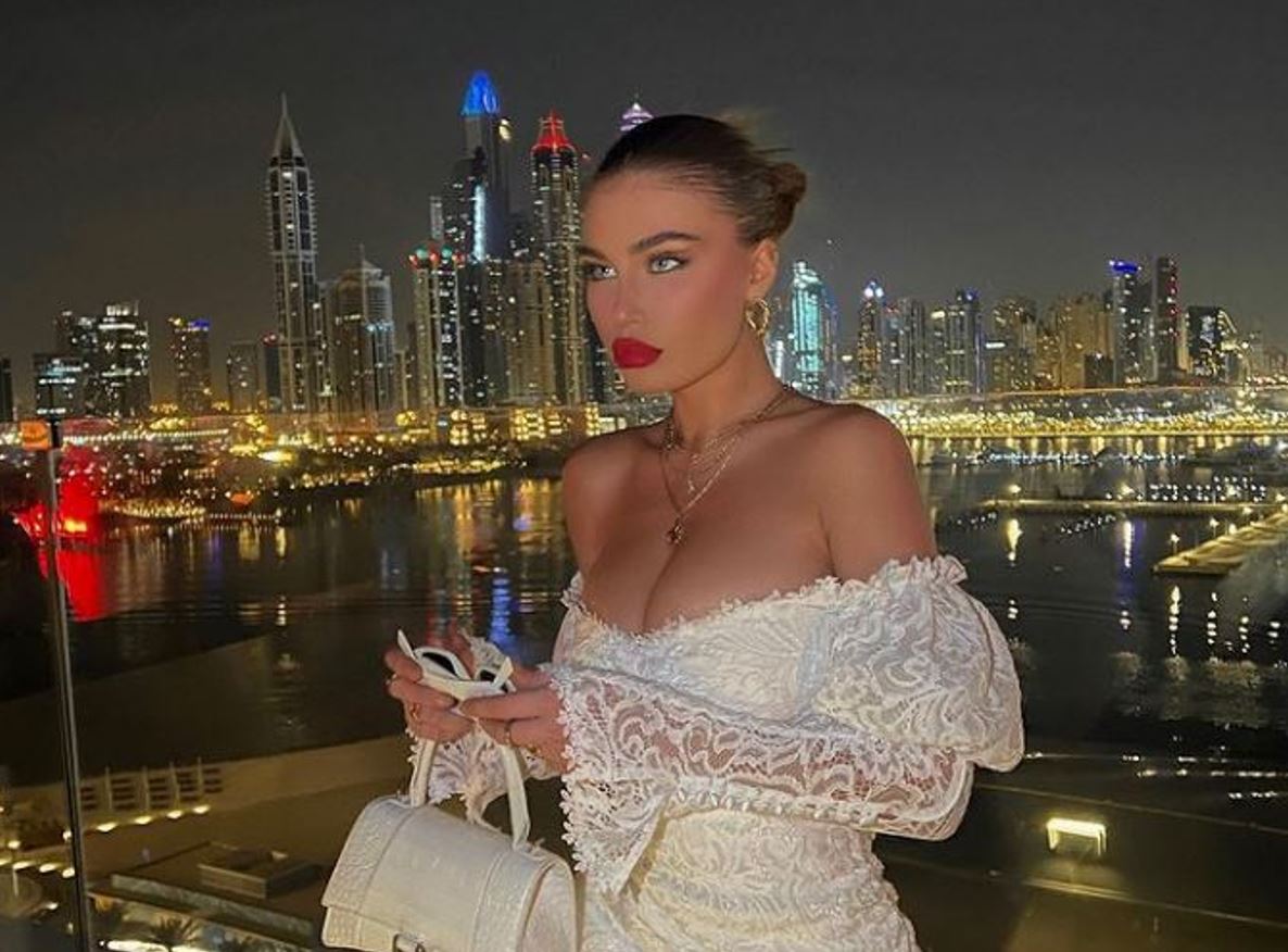 Trejsi pozon në bikini, duket ”bombë”