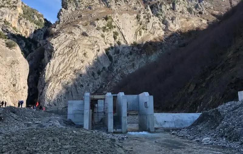 Shkëputje masive e dheut në një hidrocentral në ndërtim në Gramsh, zë poshtë dy punonjës