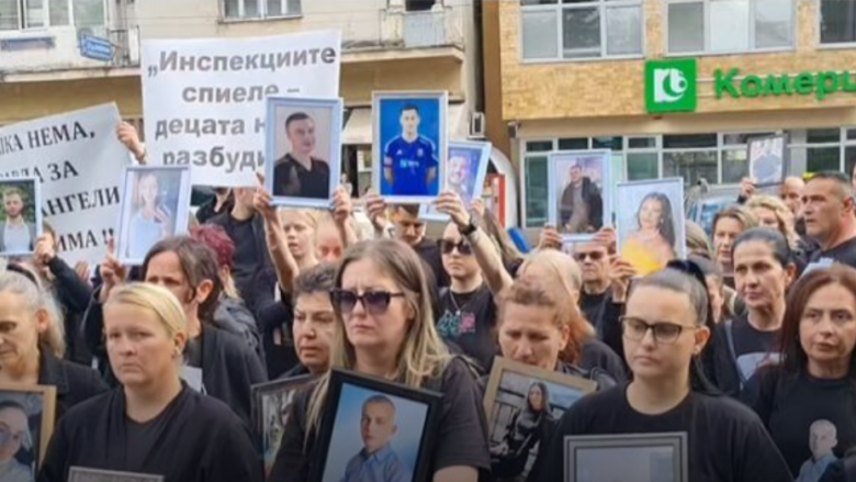 Familjarët me fotografitë e viktimave në duar kanë protestuar në Koçan për drejtësi: Mos heshtni