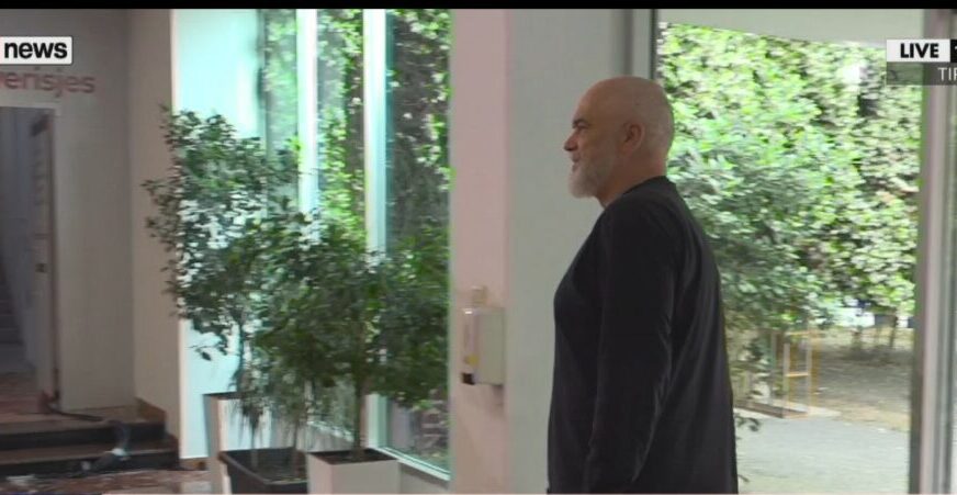 Rama shkon në selinë rozë pas votimit, gazetarja: Do të qëndrojë deri në orët e para të mëngjesit