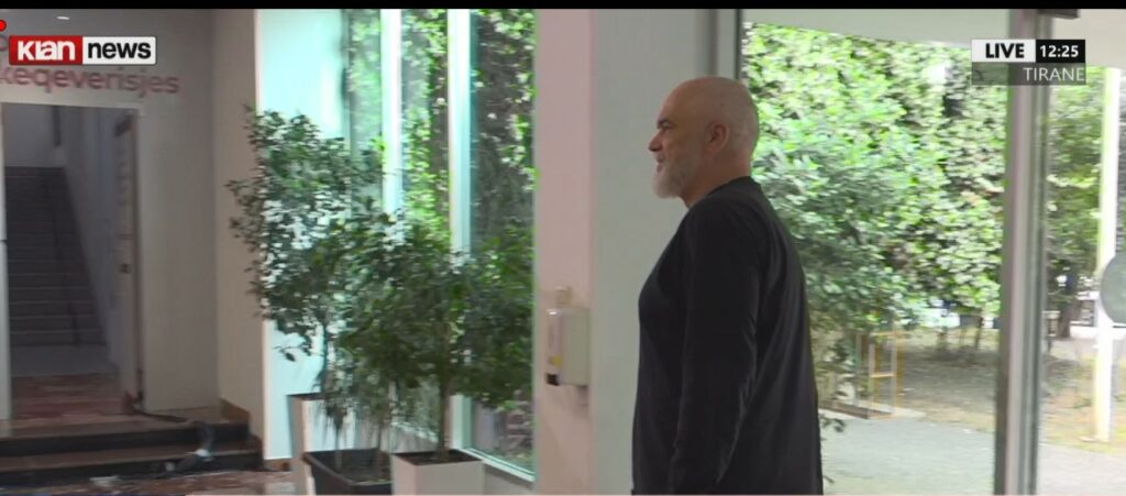 Rama shkon në selinë rozë pas votimit, gazetarja: Do të qëndrojë deri në orët e para të mëngjesit