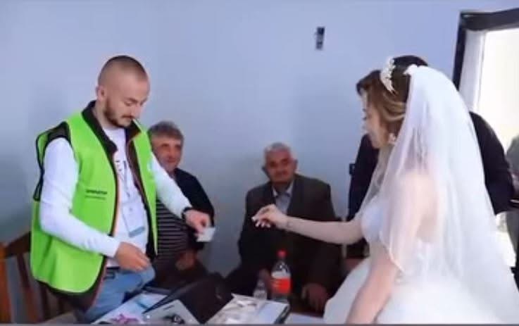 Nusja nga Elbasani voton me vello veshur