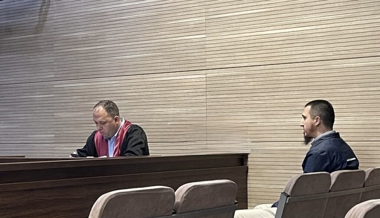 Arsimtari Hajredinaj mohon akuzat për shpërfillje të simboleve kombëtare: “Jam i pafajshëm”