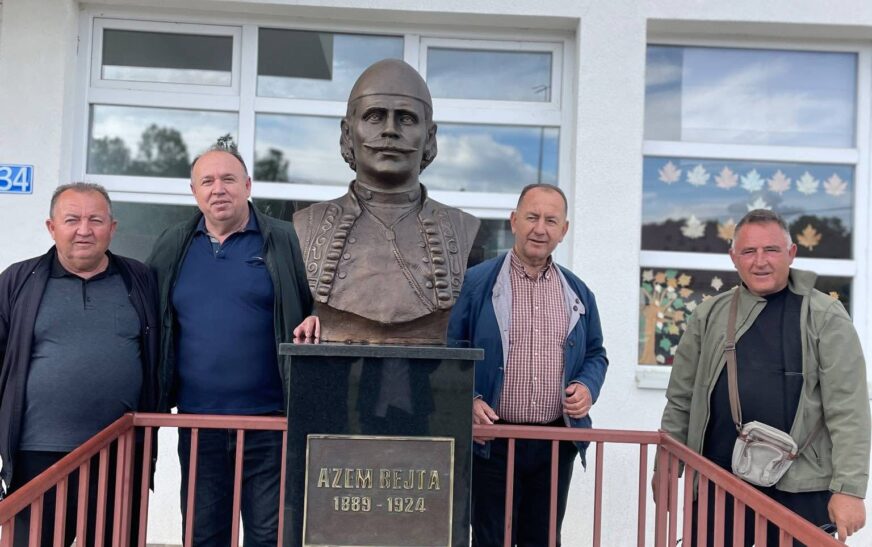 Sokol Bashota vendos bustin e Azem Bejtës në Grabanicë – një kthim dinjitoz i emrit dhe figurës kombëtare
