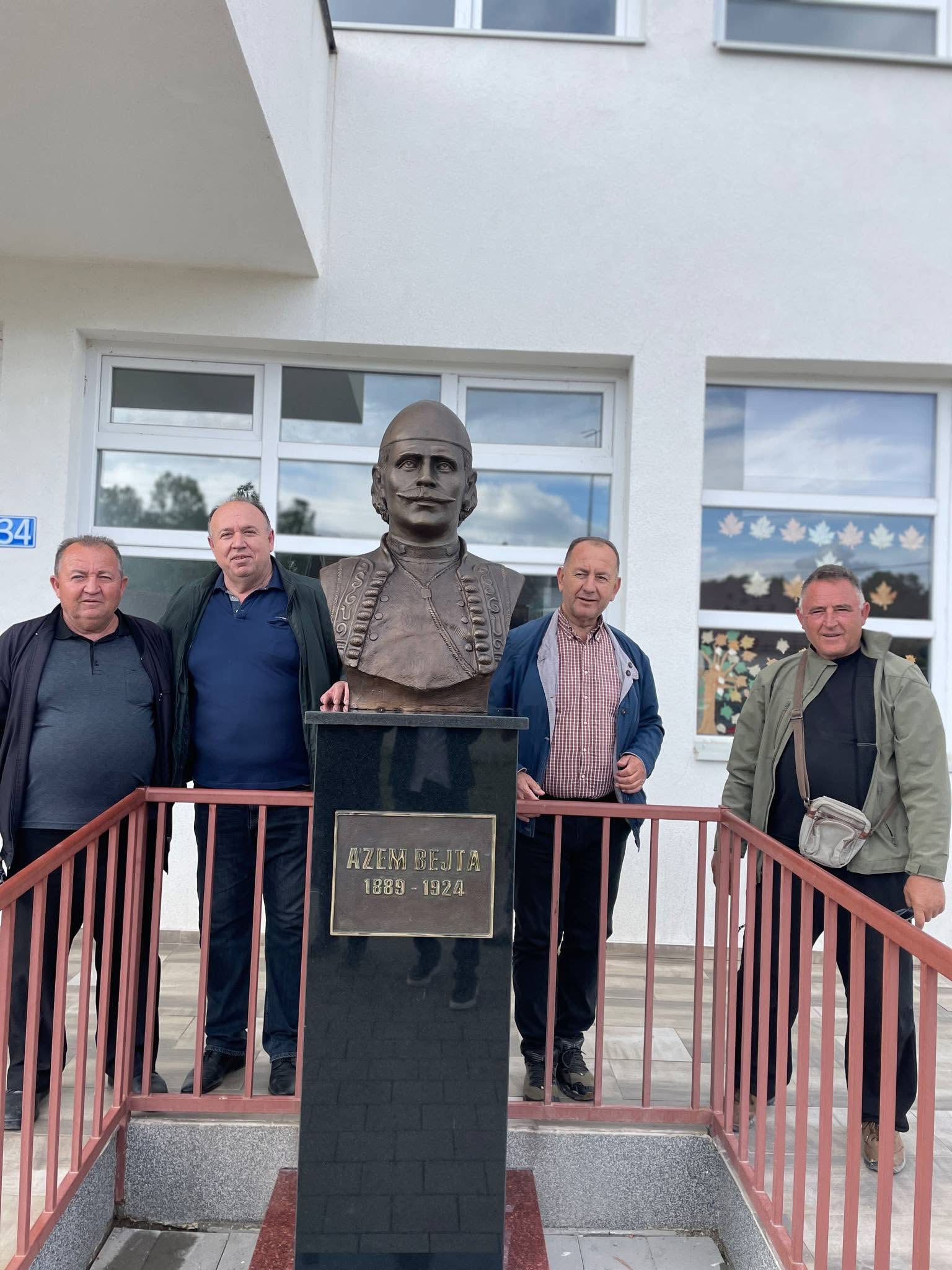 Bashot Sokoli vendos bustin e Azem Bejtës në Grabanicë – një kthim dinjitoz i emrit dhe figurës kombëtare