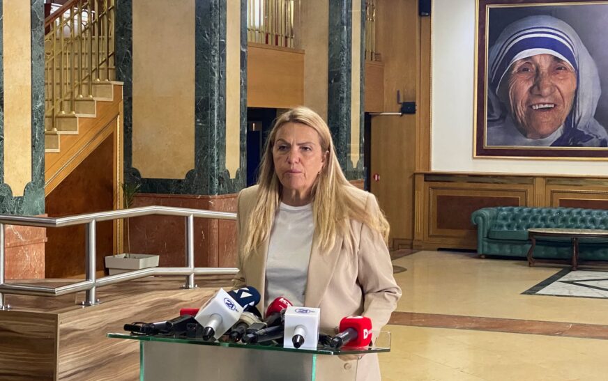 Kadrijaj-AAK: S’e votojmë Albulena Haxhiun për kryeparlamentare