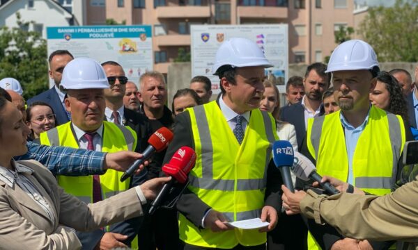 Kurti në Podujevë s’u përgjigjet gazetarëve: Çështjet e bllokimit në Prishtinë, këtu jemi për ndërtim