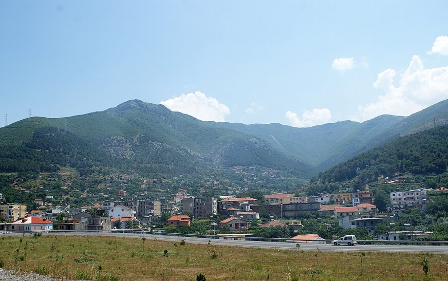 Sherr mes dy personave në qendrën e votimit në Fushë Milot, dyshohet për të shtëna me armë