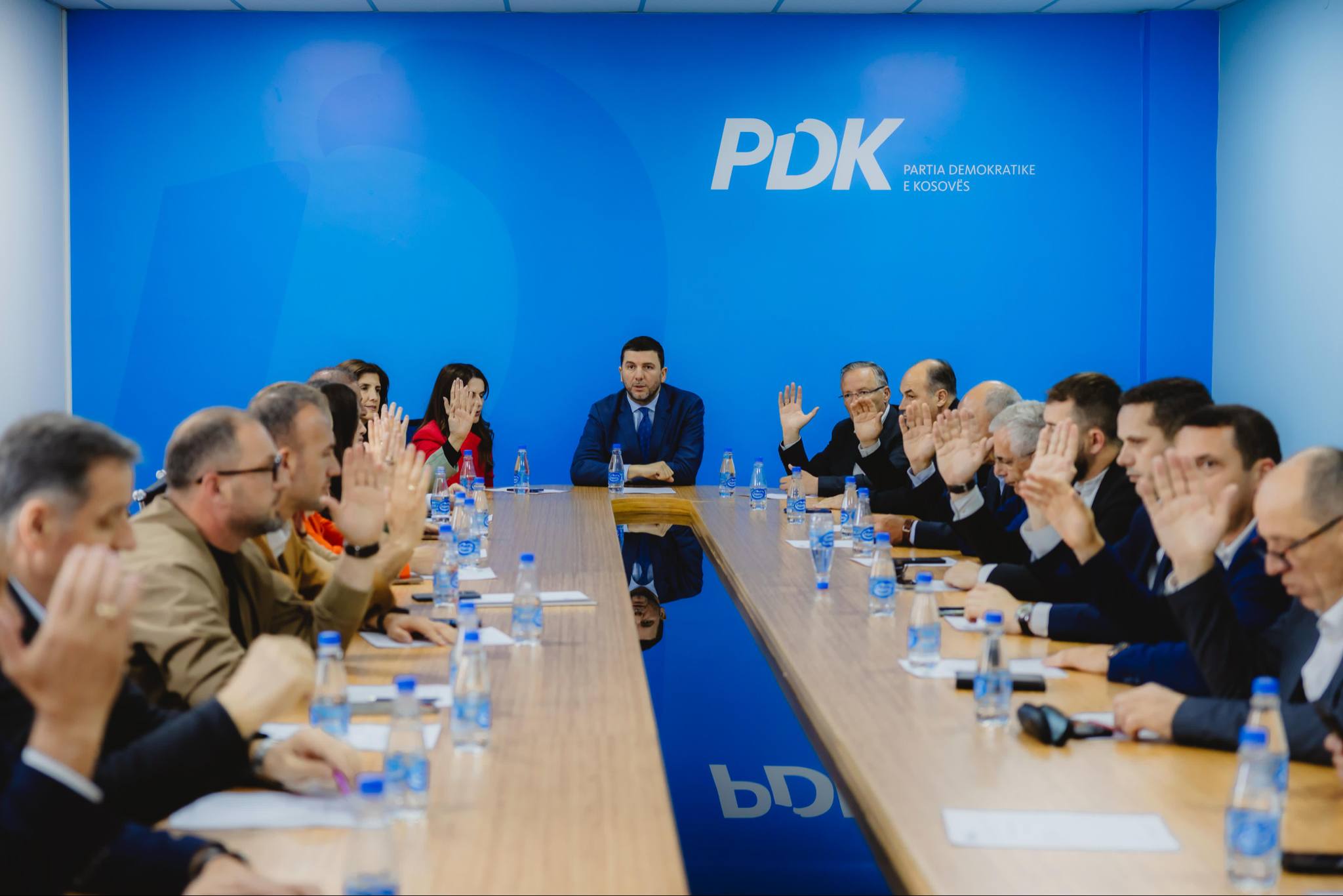 Ngërçi institucional, Gjykata Speciale e zgjedhjet lokale, Krasniqi mbledh Kryesinë e PDK-së