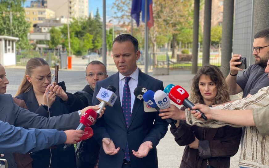 Peci flet para gazetarëve, thotë se s’i merr mediat seriozisht