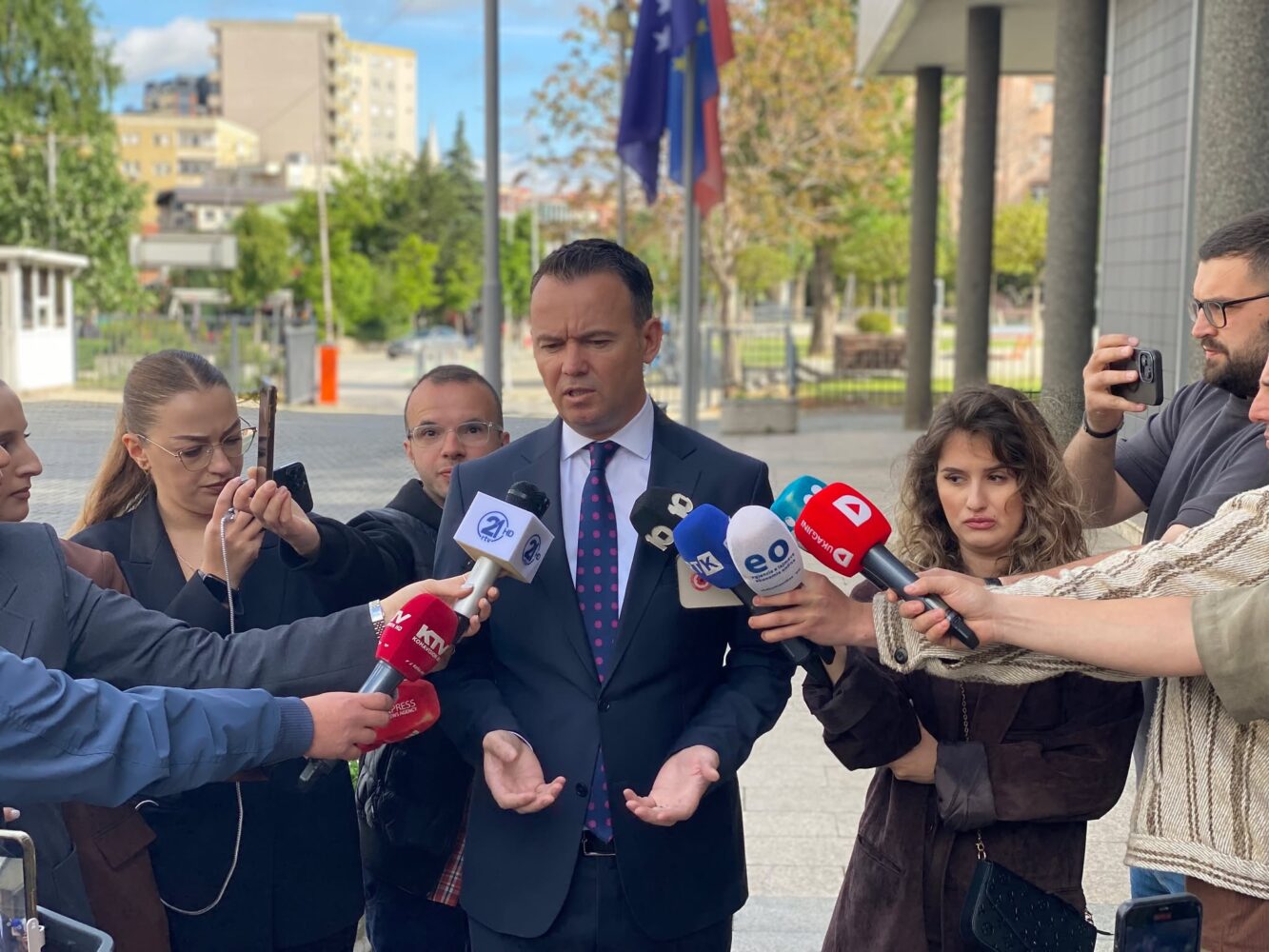 Peci flet para gazetarëve, thotë se s’i merr mediat seriozisht
