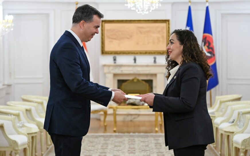 Osmani pranoi letrat kredenciale nga ambasadori i ri i Hungarisë në Kosovë, László István Dux