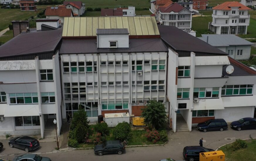 QKMF-Drenas: Një grua kërkon ndihmë mjekësore, dyshohet se u plagos me pushkë ajrore në qafë dhe dorë