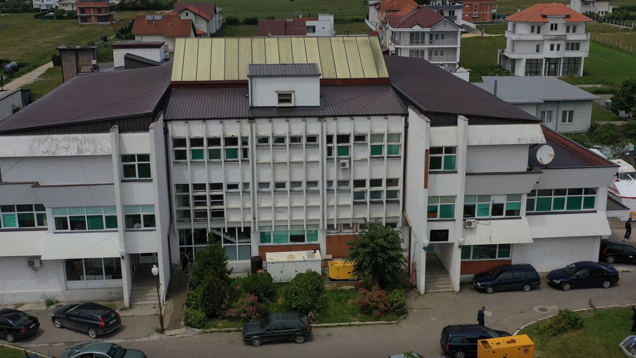 QKMF-Drenas: Një grua kërkon ndihmë mjekësore, dyshohet se u plagos me pushkë ajrore në qafë dhe dorë