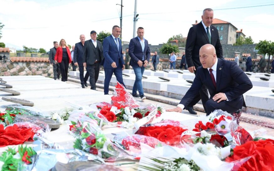 Haradinaj kujton dëshmorët në Gllogjan: Ishte lufta heroike e UÇK-së ajo që solli lirinë