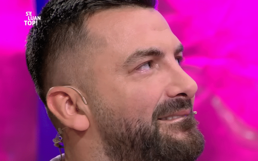 “Sa herë shkoj te varri, i kërkoj falje babait”, Kelly rrëfen për kohën kur kishte abuzuar me substanca narkotike dhe humbjen e babait