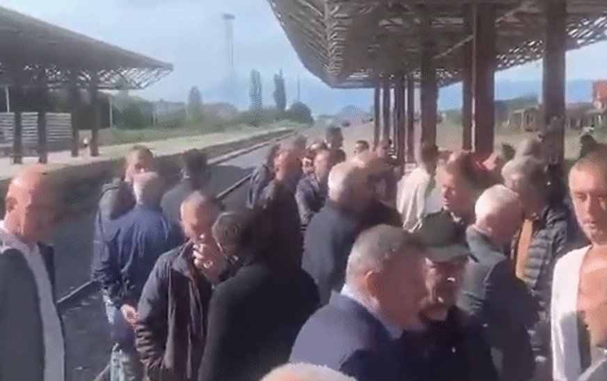 Ndalet qarkullimi i trenit për një orë në Fushë Kosovë – punëtorët e “Trainkos” kërkojnë rritjen e pagave