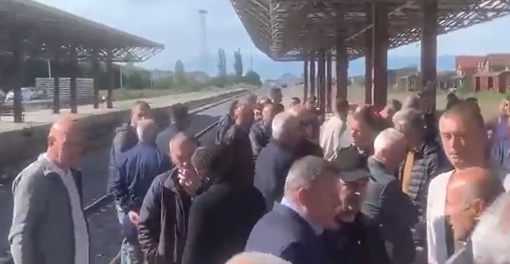 Ndalet qarkullimi i trenit për një orë në Fushë Kosovë – punëtorët e “Trainkos” kërkojnë rritjen e pagave