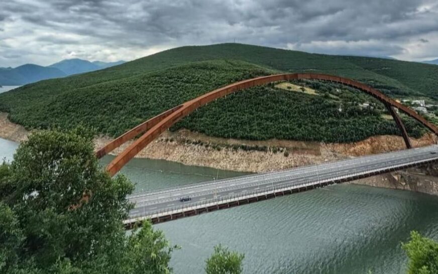 Rama ndan pamje të bukura nga Ura e Kukësit