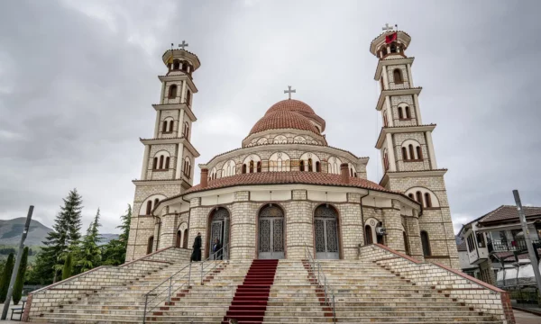 Prifti bie nga çatia e kishës në Korçë