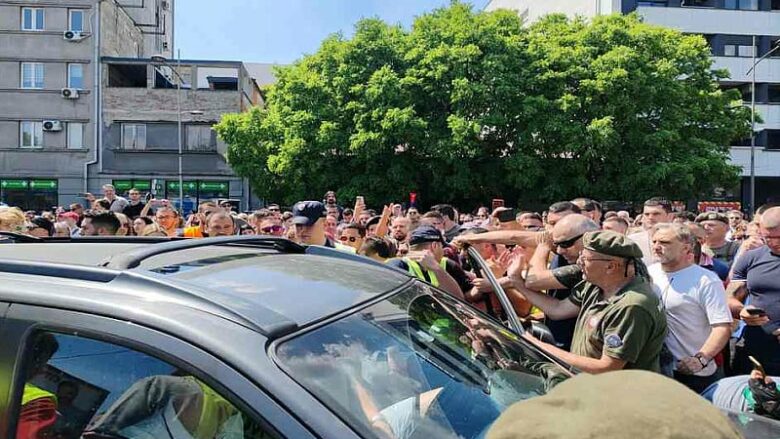 Sërish filluan protestat masive në Serbi – shoferi përplasi veturën tek qytetarët
