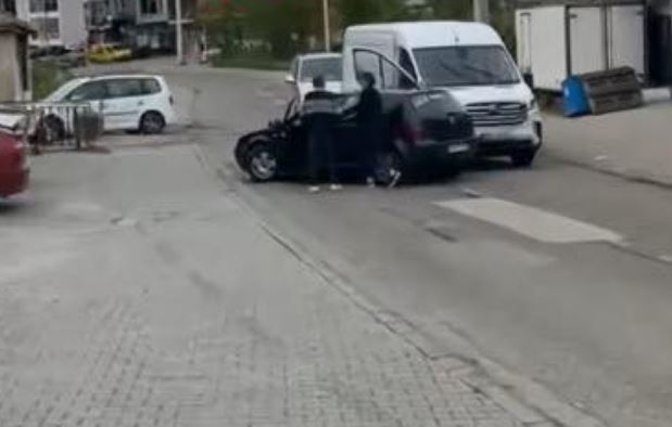 Nxehen gjakrat në Kijevë të Malishevës, burri godet xhamin e veturës pasi fjaloset me një person