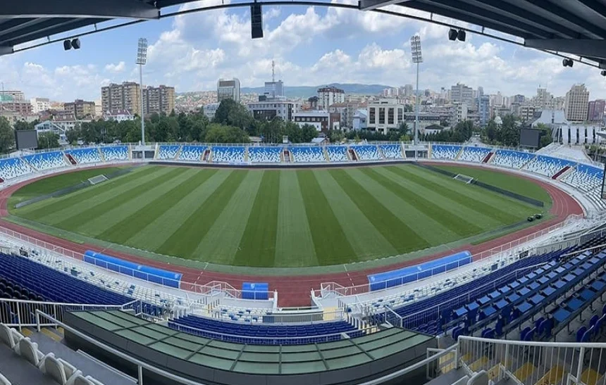 Sulmohet zyrtari policor në stadiumin “Fadil Vokrri” – Tifozi përfundon në ndalim 48 orë