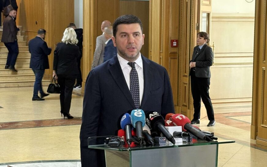Krasniqi: Për Kurtin më e rëndësishme Albulena Haxhiu sesa një milion qytetarë