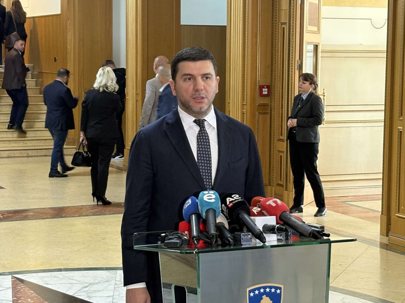 Krasniqi: Për Kurtin më e rëndësishme Albulena Haxhiu sesa një milion qytetarë