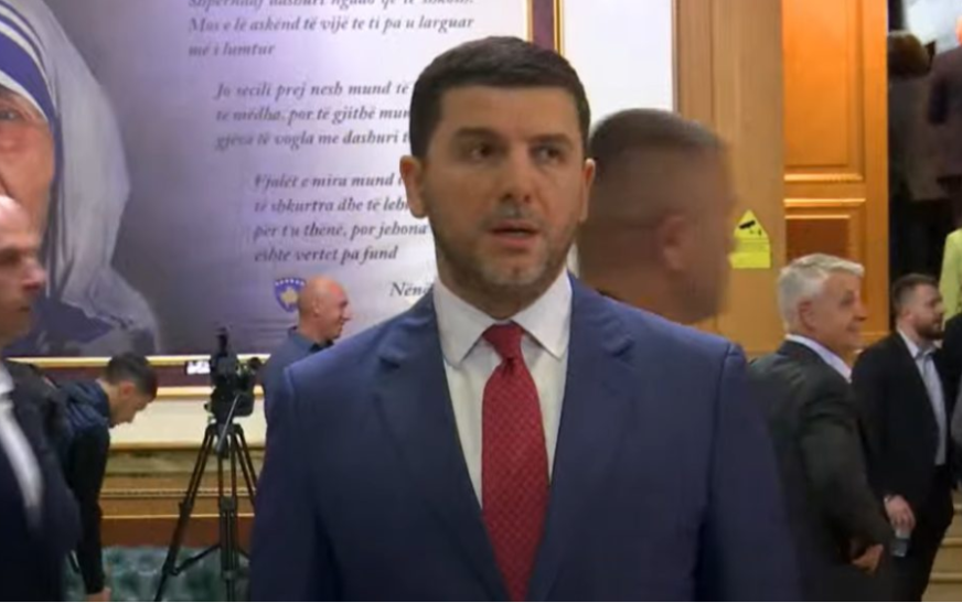 Krasniqi: Bllokada e iniciuar dhe e mundësuar nga VV po vazhdon, për keqardhje që s’ka asnjë reflektim