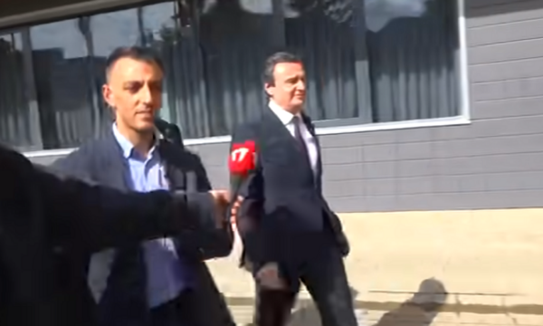 A do të shkoni në takim te Presidentja?  – Kurti hesht para gazetarëve
