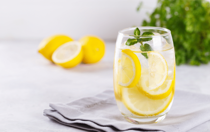 Ujë me limon: Zakoni që ndryshon mëngjesin tuaj