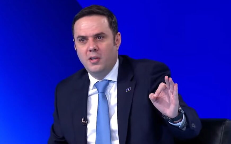 Abdixhiku thumbon Pecin, pas intervistimit në Prokurori