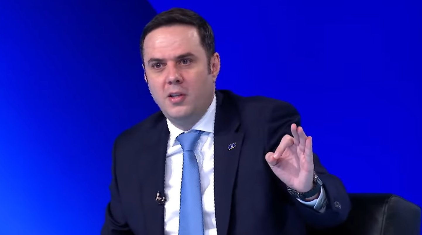 Abdixhiku thumbon Pecin, pas intervistimit në Prokurori