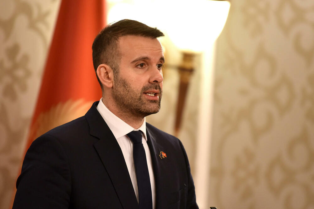 Mali i Zi, shtatë orë punë në ditë?!