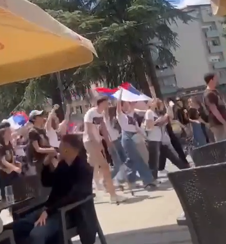 Maturantët serb defilojnë në veri, policia arrin ta parandaloj përleshjen me shqiptarët